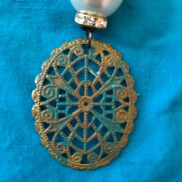 PEARL and metal with clear crystal stones earrings - Picture 5 of 5